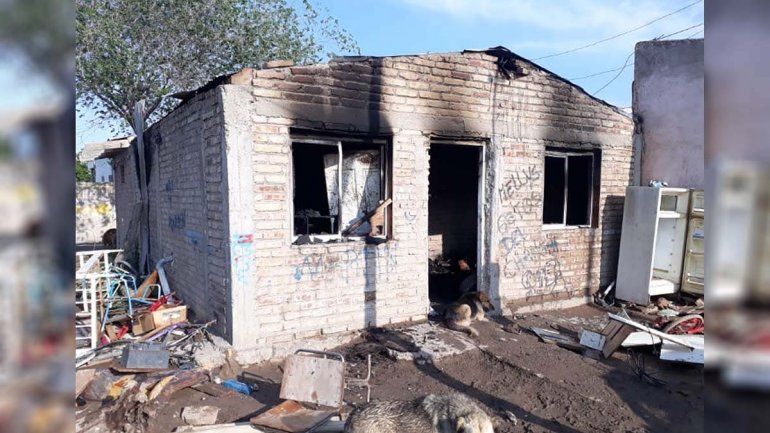 Allen: incendian la casa del adolescente acusado de violar a una beba