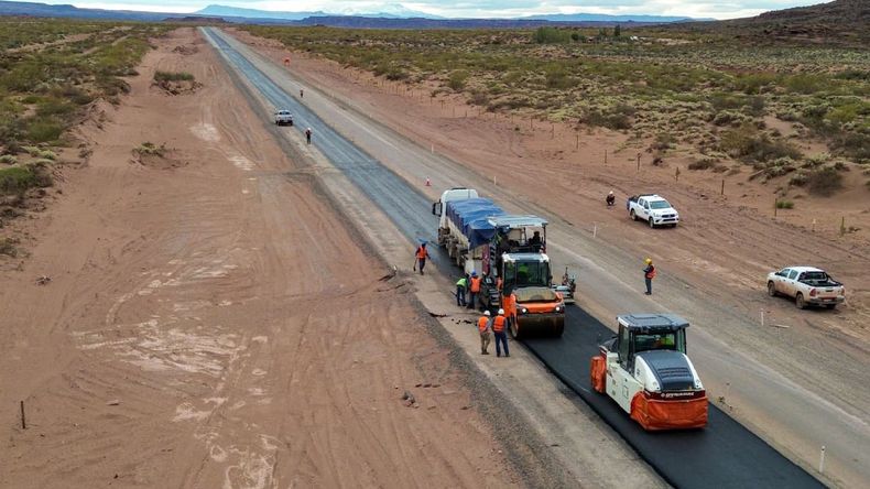 Histórico asfalto en la Ruta 7 en el tramo Cortaderas. | LM Neuquen Histórico asfalto en la Ruta 7 en el tramo Cortaderas.