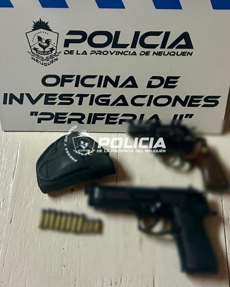 La Policía de Centenario secuestró un arma de fuego compatible con la del ataque, donde una adolescente terminó gravemente herida. La Policía de Centenario secuestró un arma de fuego compatible con la del ataque, donde una adolescente terminó gravemente herida.