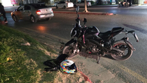 violento choque en ruta 7: un auto no cedio el paso en la rotonda e impacto contra una moto violento choque en ruta 7: un auto no cedio el paso en la rotonda e impacto contra una moto