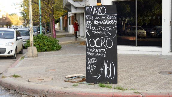 Con mucho ingenio, algunos carteles promocionan la porción de locro.