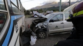 pareja resulto herida tras el choque de un colectivo y una camioneta
