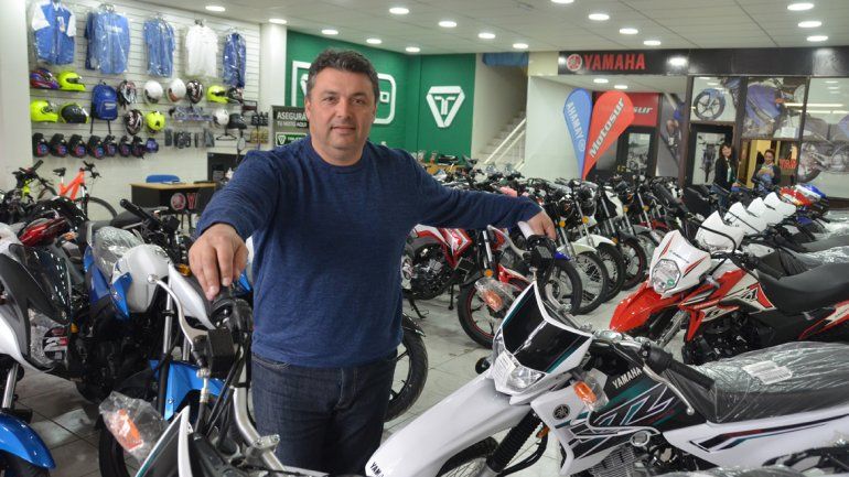 Tiene la concesión oficial de la conocida firma. Cuando era pibe vendía ropa de deportes en Casa Andresito.&nbsp;