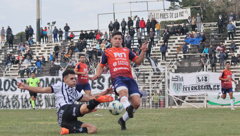 El Club Cipolletti sacó una buena ventaja en la ida ante Deportivo Roca, por la Liga Confluencia. El Club Cipolletti sacó una buena ventaja en la ida ante Deportivo Roca, por la Liga Confluencia.
