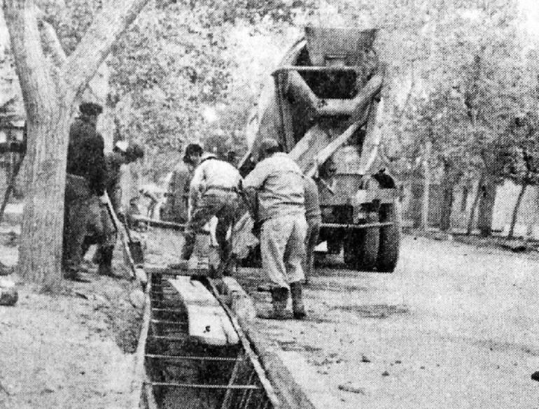La construcción de una acequia en Mendoza, un proyecto del ingeniero César Cipolletti que se replicó en Neuquén. La construcción de una acequia en Mendoza, un proyecto del ingeniero César Cipolletti que se replicó en Neuquén.