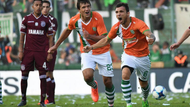 Banfield ganó el clásico del Sur y quedó a 4 de Boca