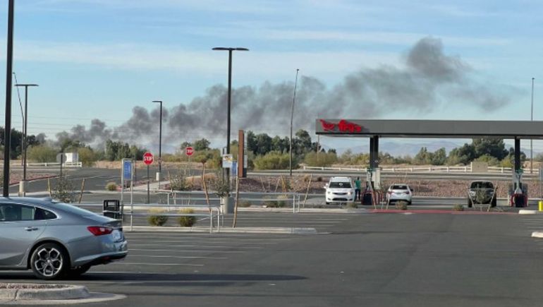 Una columna de humo asoma desde el aeropuerto de Marana