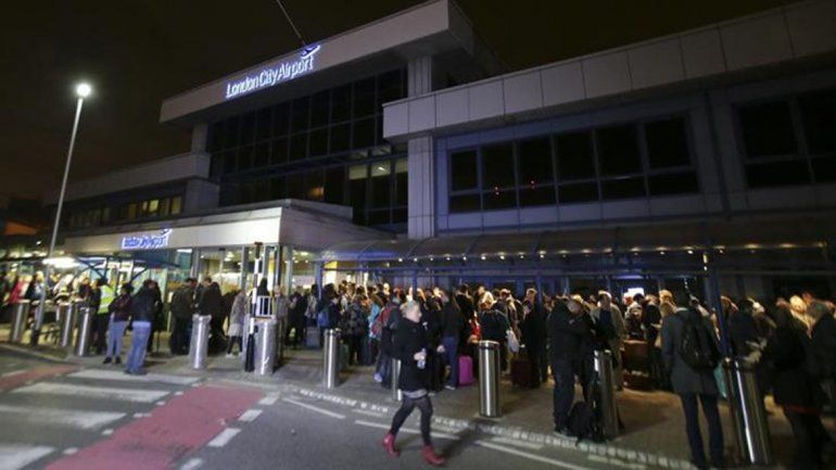 Alarma en Londres: evacuaron el aeropuerto por un incidente químico