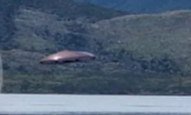 Turistas fotografiaron un ovni en Tierra del Fuego. Turistas fotografiaron un ovni en Tierra del Fuego.