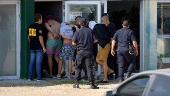 video muestra a los rugbiers chuparse los dedos con sangre tras el crimen video muestra a los rugbiers chuparse los dedos con sangre tras el crimen