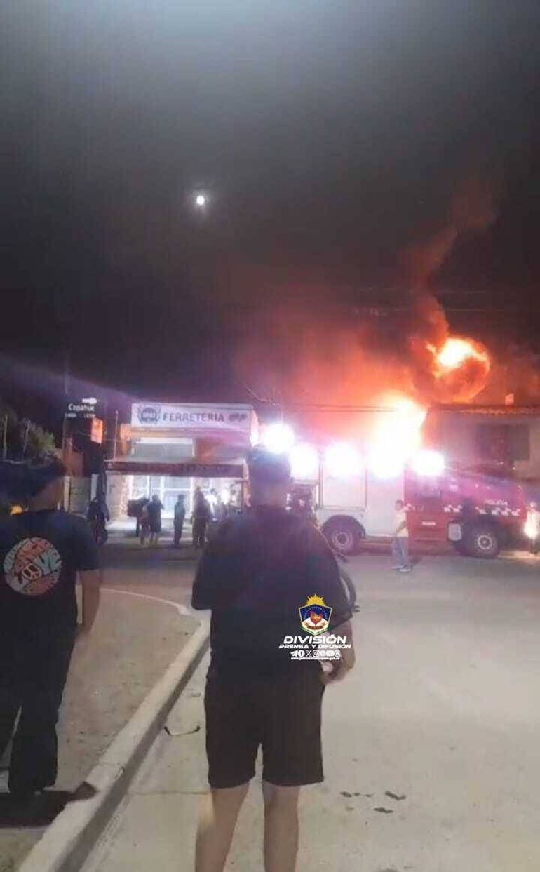 Los vecinos llamaron para alertar que el lugar se estaba prendiendo fuego. Los vecinos llamaron para alertar que el lugar se estaba prendiendo fuego.