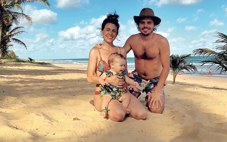 La familia en las primeras vacaciones con su hija Rita, que nació prematura en 2018 y pasó mucho tiempo en neonatología.