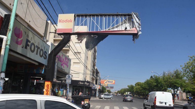 Algunos carteles están en un estado total de abandono. Además de no cumplir ninguna función