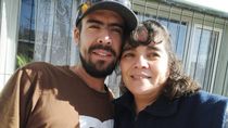 Una madre busca desesperada a su hijo
