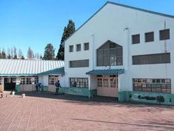 La ESRN Nº2 se convirtió en el quinto establecimiento educativo de la localidad en recibir amenazas de tiroteo. La ESRN Nº2 se convirtió en el quinto establecimiento educativo de la localidad en recibir amenazas de tiroteo.