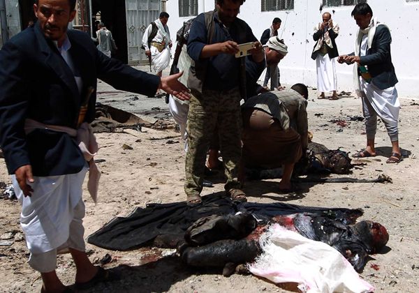 Yemen: tres atentados suicidas en mezquitas dejaron 142 muertos