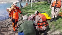 prefectura rescato a una mujer que se arrojo al rio limay