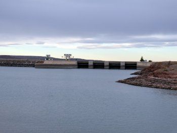 La Legislatura de Neuquén avanza en un proyecto de ley para cobrar un canon por el uso del agua a las centrales hidroeléctricas.