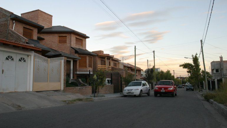 Ayer vecinos de Ruca Antú cortaron un tramo del derivador entre la Ruta 7 y la Autovía exigiendo un destacamento. En Santa Genoveva harán un relevamiento con estudiantes de la universidad.