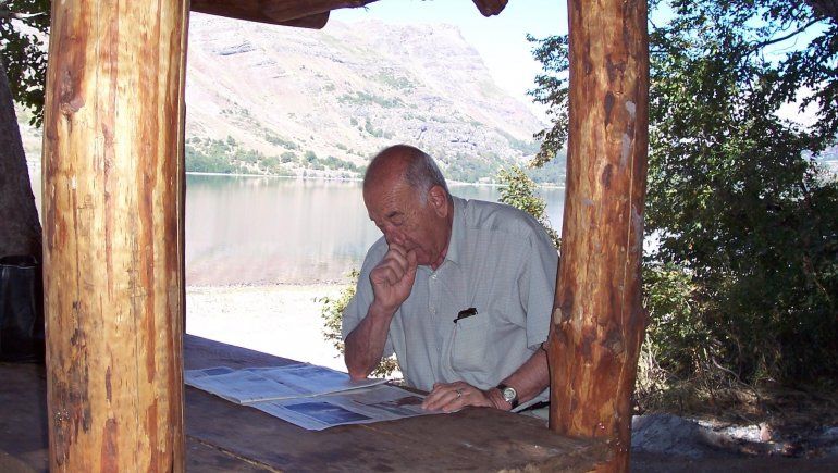 Don Felipe, leyendo el diario durante un viaje al interior. Don Felipe, leyendo el diario durante un viaje al interior.