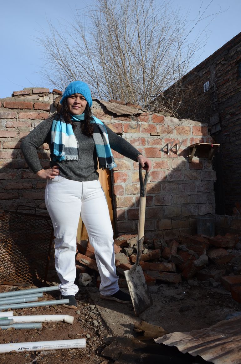 “Cuando llegué al barrio no había servicios y yo no sabía nada, ni idea de agarrar una pala, ni poner una canilla, y lo primero que tuve que hacer fue la red de agua. Me la tuve que rebuscar para hacer una zanja. Esa fue la primera vez que tomé contacto con algo relacionado a la construcción y me gustó”, contó Natja.