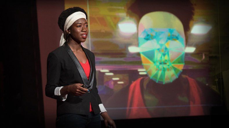 El software facial le denegó un acceso a la mujer por ser negra. Se puso una máscara blanca y pudo pasar.