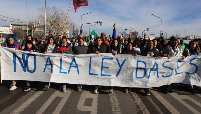 Carlos Quintriqueo criticó los descuentos por la jornada de movilización y paro por la aprobación de la Ley Bases. Carlos Quintriqueo criticó los descuentos por la jornada de movilización y paro por la aprobación de la Ley Bases.