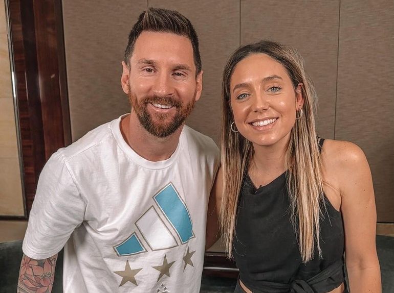 La periodista Sofi Martínez junto a Lionel Messi, en una de la entrevistas que le realizó al capitán de la Selección Nacional. La periodista Sofi Martínez junto a Lionel Messi, en una de la entrevistas que le realizó al capitán de la Selección Nacional.