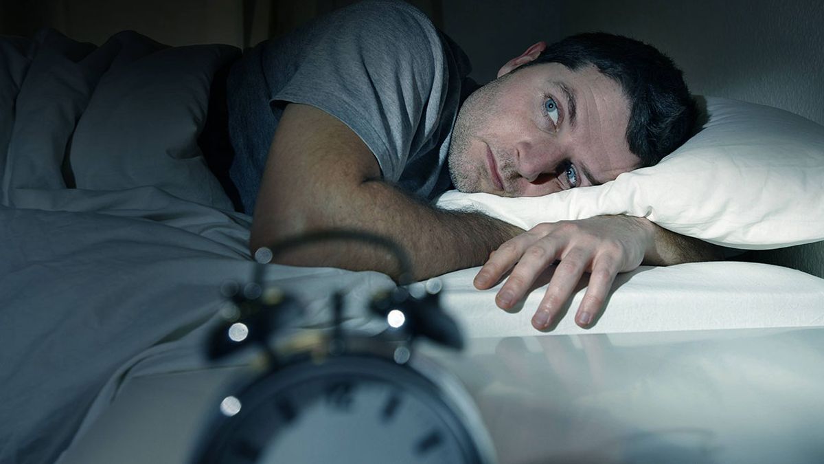 Por qué te despertas a la madrugada: la ciencia y la IA revelan las causas del insomnio
