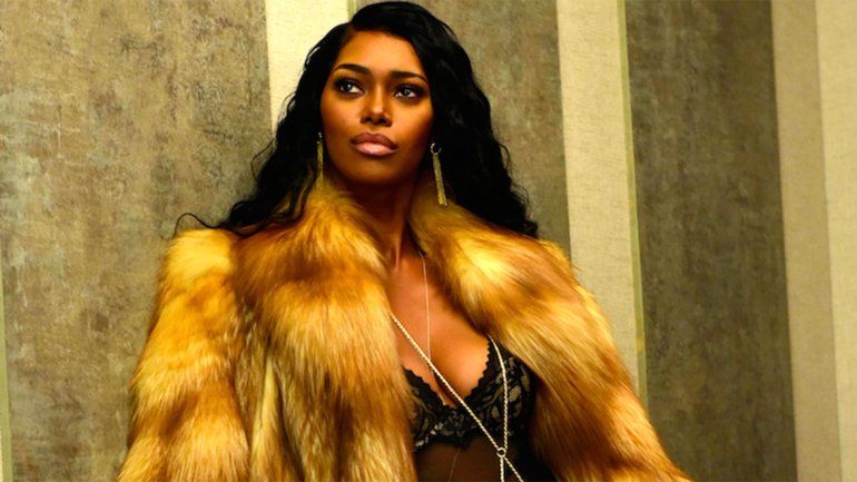 Una modelo mandó al frente a Mayweather por violencia de género