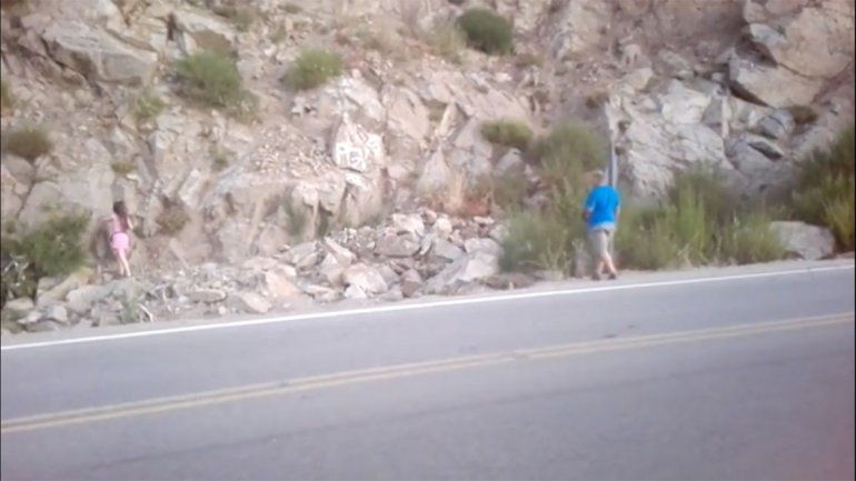 Turistas graffitearon la montaña y los escracharon por Facebook