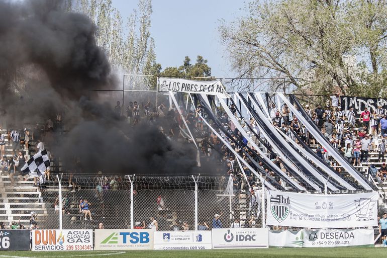Muchas banderas y buen recibimiento para el Capataz (Foto Anahí Cardena)