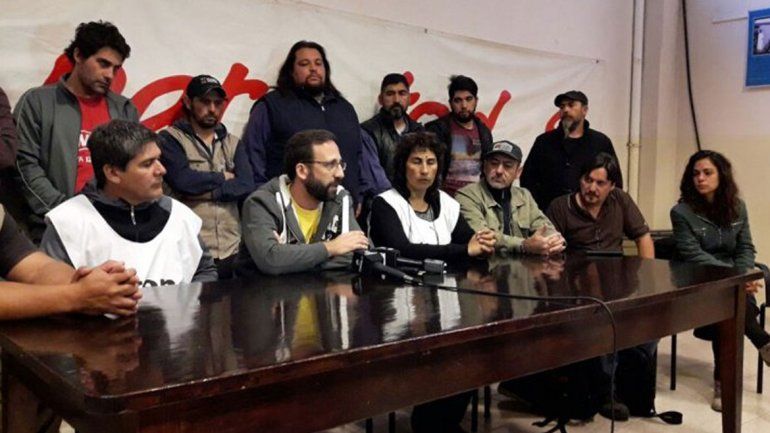 Dirigentes de organizaciones apoyaron ayer al docente neuquino.
