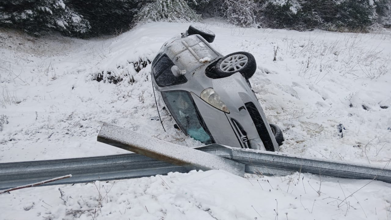Tremendo vuelco en la Ruta de los Siete Lagos en medio de intensas nevadas
