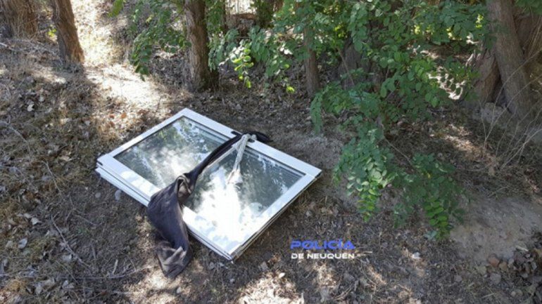 Las aberturas quedaron tiradas fuera de la obra en construcción.