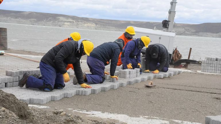 Reclusos de la Unidad Penitenciaria N°2 de Santa Cruz ponen adoquines en el futuro camping de Río Gallegos. Reclusos de la Unidad Penitenciaria N°2 de Santa Cruz ponen adoquines en el futuro camping de Río Gallegos.