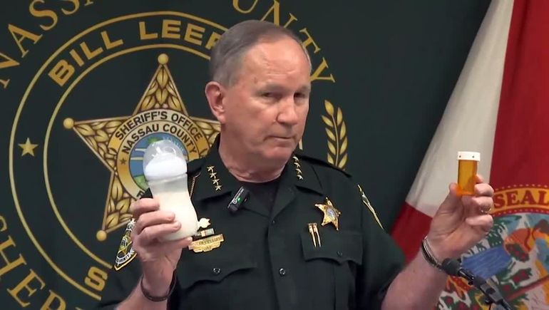 El sheriff muestra la dosis de droga utilizada en la mamadera. El bebé