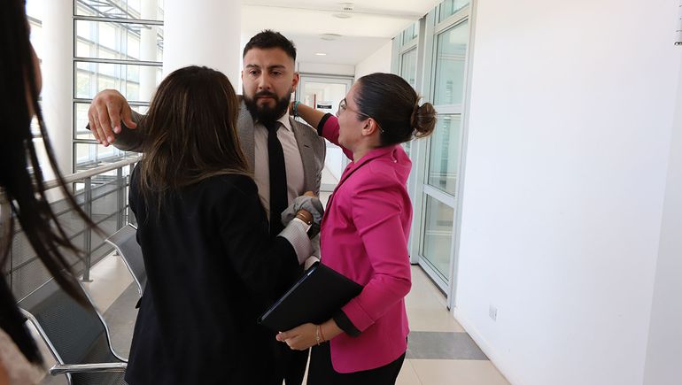 El fiscal del caso, Juan Manuel Narváez, emocionado con su equipo. Se puso al hombro la investigación. El fiscal del caso, Juan Manuel Narváez, emocionado con su equipo. Se puso al hombro la investigación.