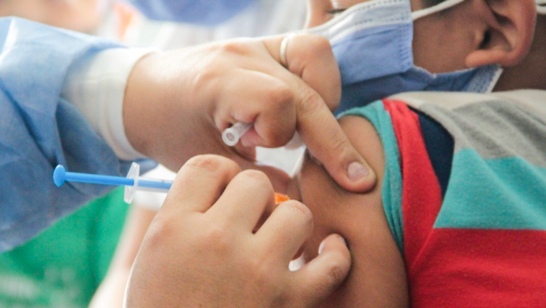 Llegan al país las vacunas bivalentes contra el COVID: desde cuándo y quiénes se las pueden aplicar