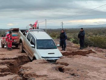 Tremendo socavón sobre la Ruta 6 camino a Rincón de los Sauces. Tremendo socavón sobre la Ruta 6 camino a Rincón de los Sauces.