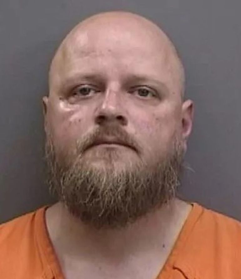 Marius Mutu, de 43 años, fue detenido por sujetar contra el suelo a una nena de 11 años y tuvo que pagar una fianza para quedar libre. Marius Mutu, de 43 años, fue detenido por sujetar contra el suelo a una nena de 11 años y tuvo que pagar una fianza para quedar libre.