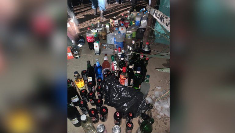 La Policía secuestró una importante cantidad de bebidas alcohólicas en la fiesta clandestina.