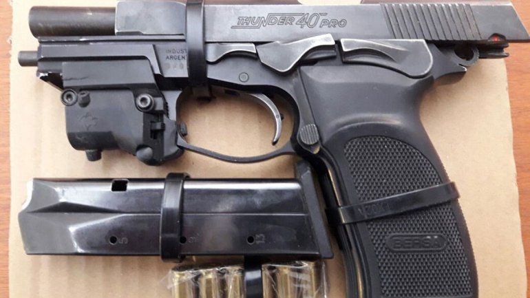 El dinero secuestrado por la Policía y la pistola Bersa calibre 40 con municiones que dejó el hombre en la huida. El dinero secuestrado por la Policía y la pistola Bersa calibre 40 con municiones que dejó el hombre en la huida.