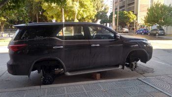 los robarruedas atacaron a una lujosa camioneta en pleno centro los robarruedas atacaron a una lujosa camioneta en pleno centro