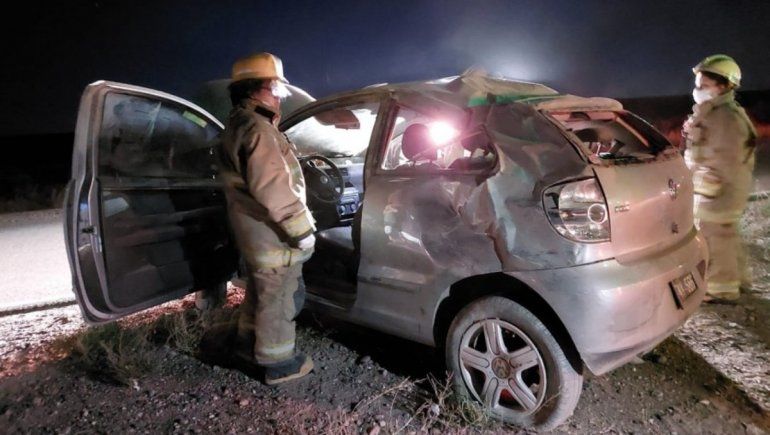 Dos parejas de turistas volcaron y se salvaron de milagro en Ruta 237