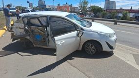 La conductora del Toyota Yaris sufrió heridas leves. (Foto: Policía de Neuquén) | LM Neuquen La conductora del Toyota Yaris sufrió heridas leves. (Foto: Policía de Neuquén)