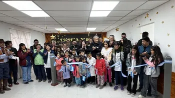 Figueroa inauguró tres edificios escolares.