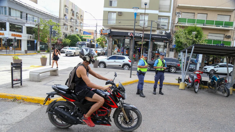 Moverse en moto por la ciudad de Neuquén, la tendencia que vino con la crisis