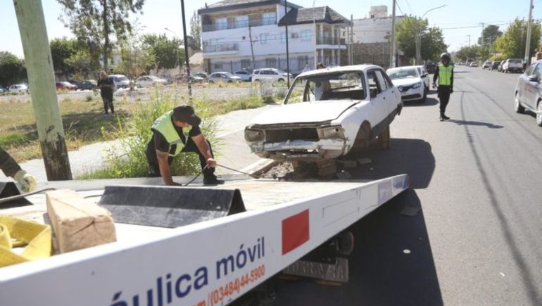 Autos abandonados, la postal decadente de las calles de Neuquén: inminente propuesta para removerlos