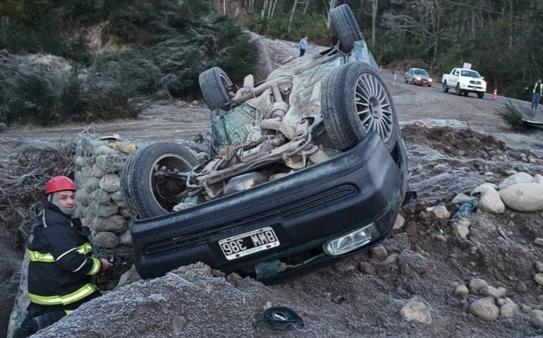 Tremendo vuelco en la curva de Vera en Villa La Angostura